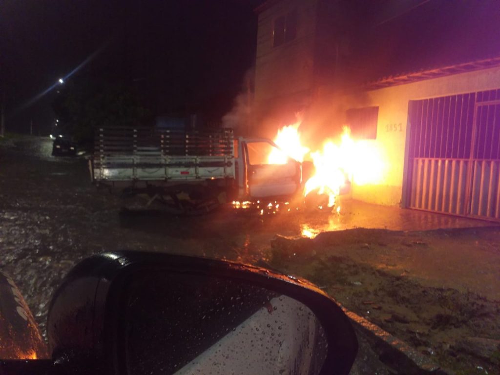 Bandidos incendeiam caminhão no bairro Passagem de Areia, em Parnamirim
