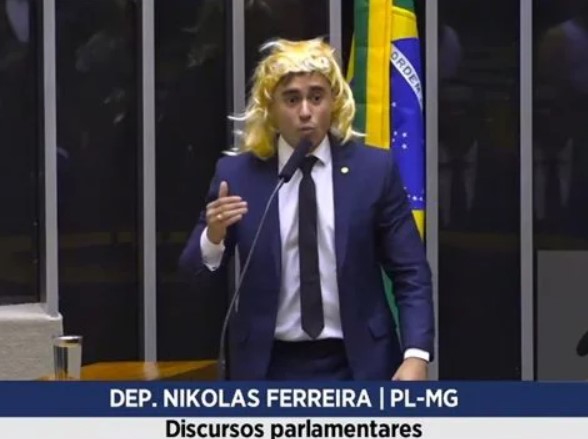 Nikolas Ferreira coloca peruca na tribuna da Câmara para criticar mulheres trans: “Deputada Nicole”