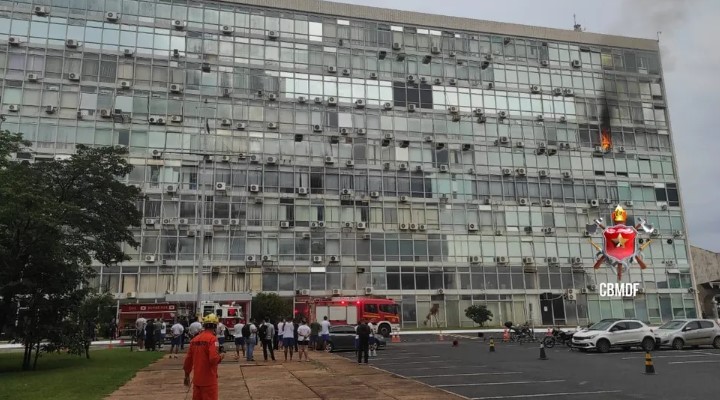 Incêndio atinge prédio do Ministério da Defesa em Brasília