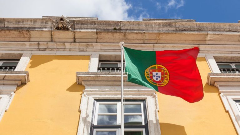 Brasileiros poderão obter residência em Portugal pela internet