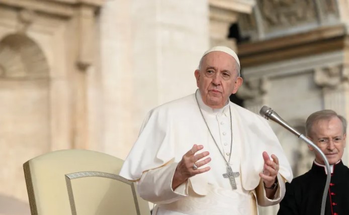 Papa Francisco diz que celibato pode ser revisto pela Igreja Católica: “Não há contradição para um padre poder se casar”