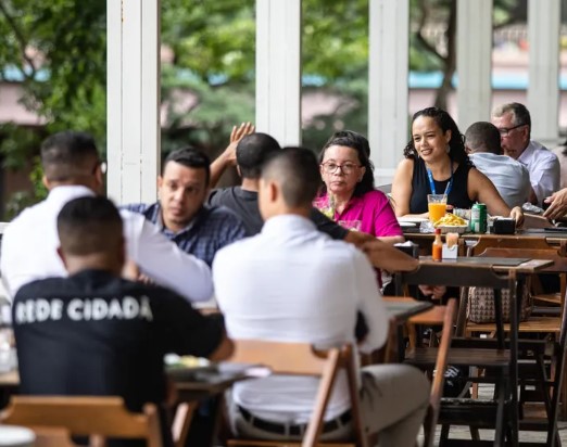 Em 2022, brasileiros gastaram R$ 216 bilhões com alimentação fora de casa