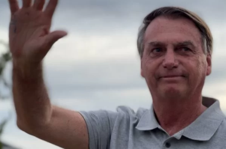 Bolsonaro diz que volta ao Brasil semana que vem e atacará Lula