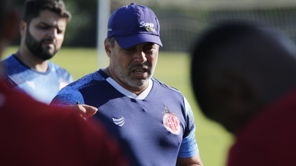 Técnico do América do RN; Não seguirá mais comandando a equipe