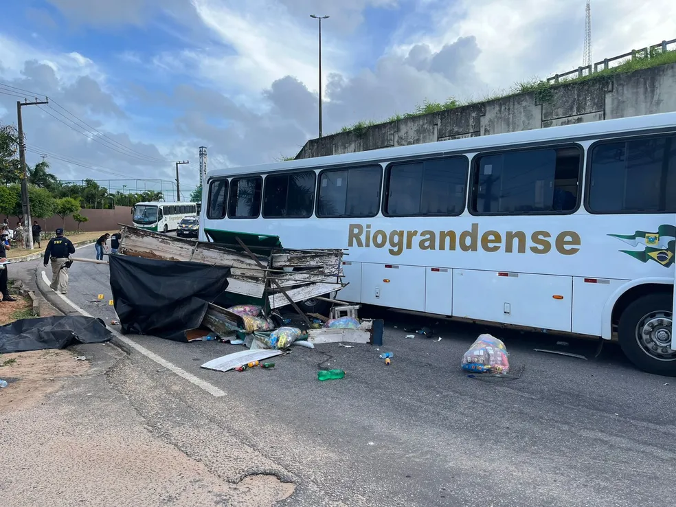 Dono de carrinho de lanches morre após ser atropelado por ônibus