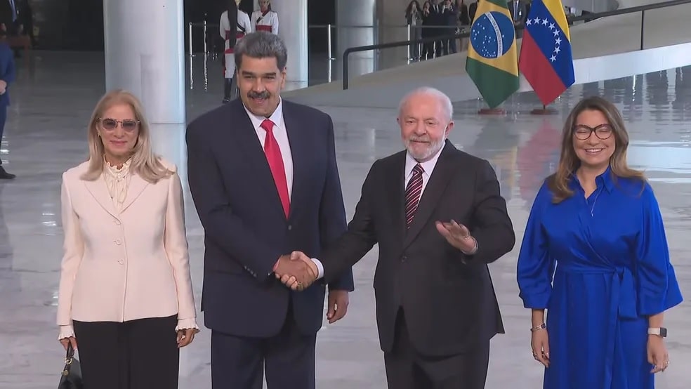 O ditador da Venezuela, Nicolás Maduro, sobe a rampa do palácio do planalto para reunião com Lula