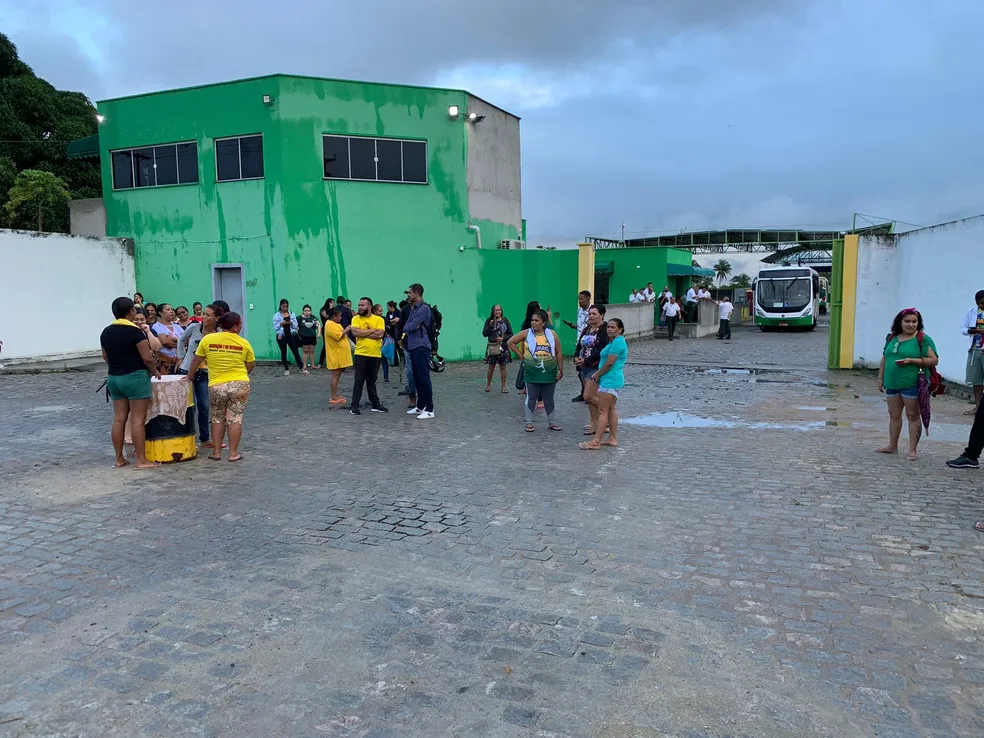 EM PROTESTO, MORADORES BLOQUEIAM TERMINAL DE ÔNIBUS EM NATAL