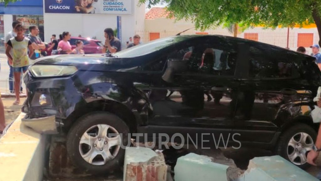 CARRO DESGOVERNADO INVADE CANTEIRO DE PRAÇA EM ACARI, DEIXANDO HOMEM COM PERNAS DECEPADAS E MULHER FERIDA