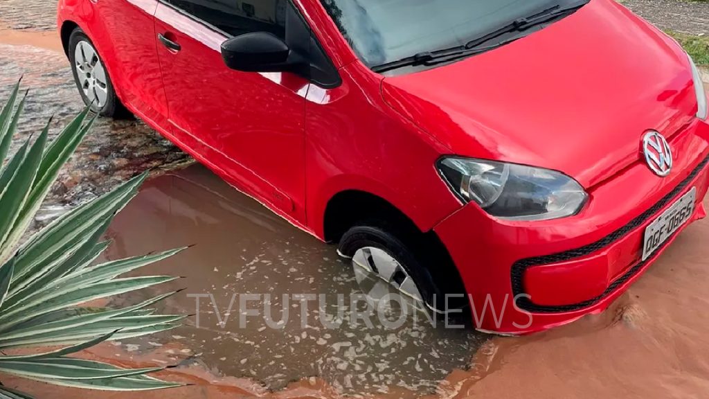 CARRO CAI EM BURACO APÓS VAZAMENTO DE ÁGUA NA ZONA NORTE DE NATAL