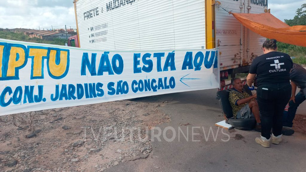 HOMEM SE ACORRENTA EM CAMINHÃO EM PROTESTO CONTRA BURACOS EM SÃO GONÇALO DO AMARANTE