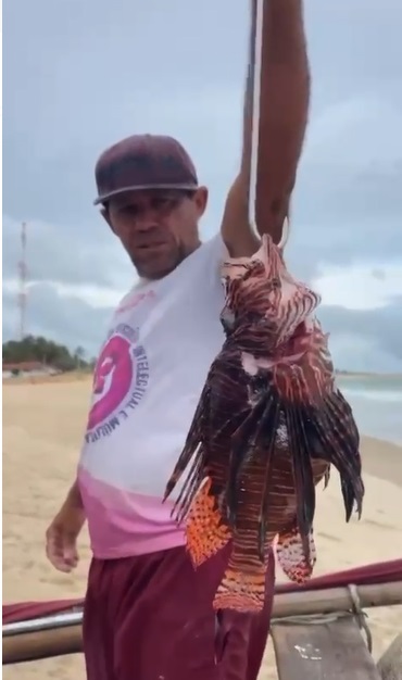 PEIXE LEÃO É CAPTURADO POR PESCADOR EM TOURO/RN