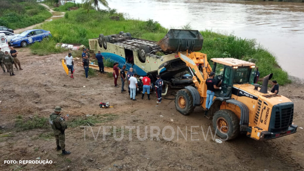 ÔNIBUS DA VIAÇÃO NOVO HORIZONTE CAPOTA NA PONTE DO RIO PARDO