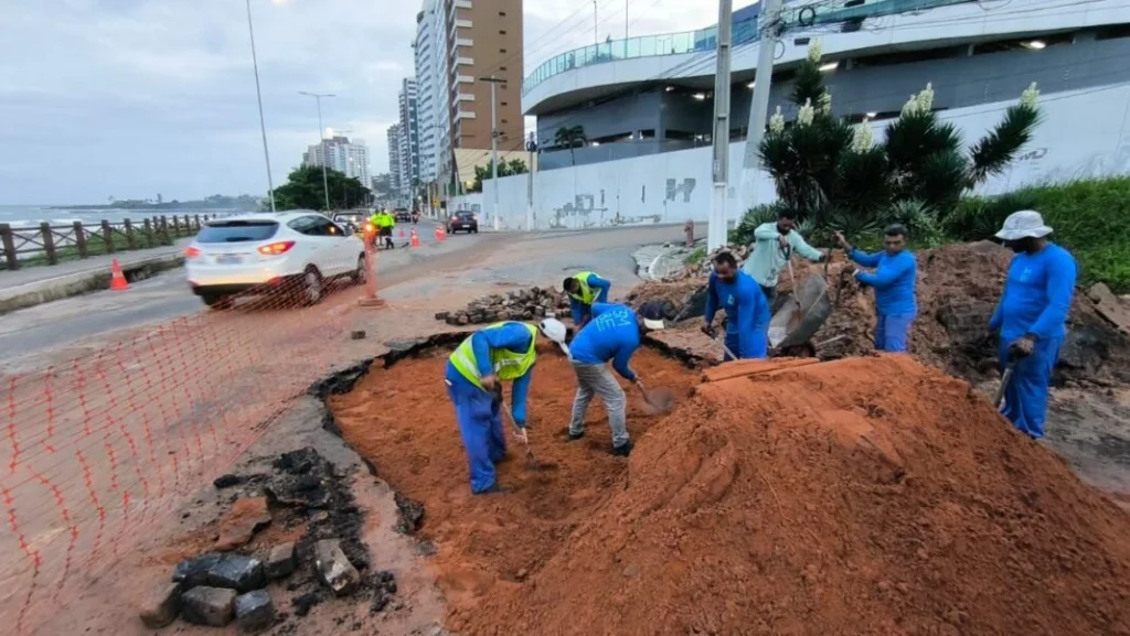 Cratera se abre em avenida na Praia de Areia Preta e interrompe trânsito