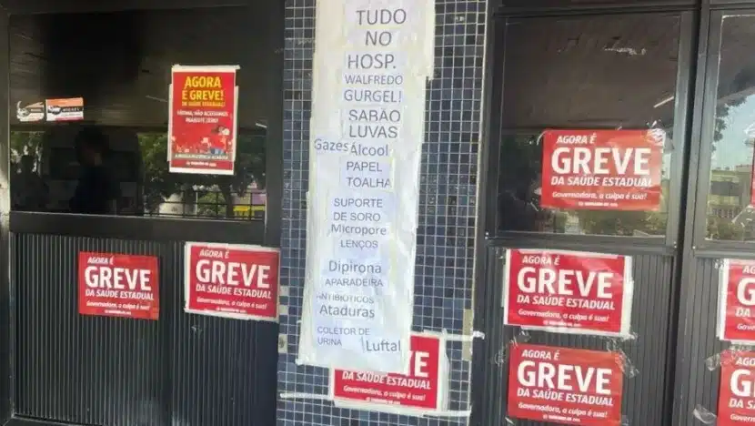 Servidores colam lista de insumos básicos em falta na frente do Walfredo Gurgel