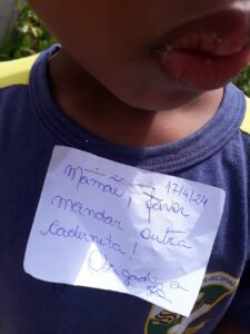 Professora grampeia bilhete na camisa de menino de 5 anos no RJ