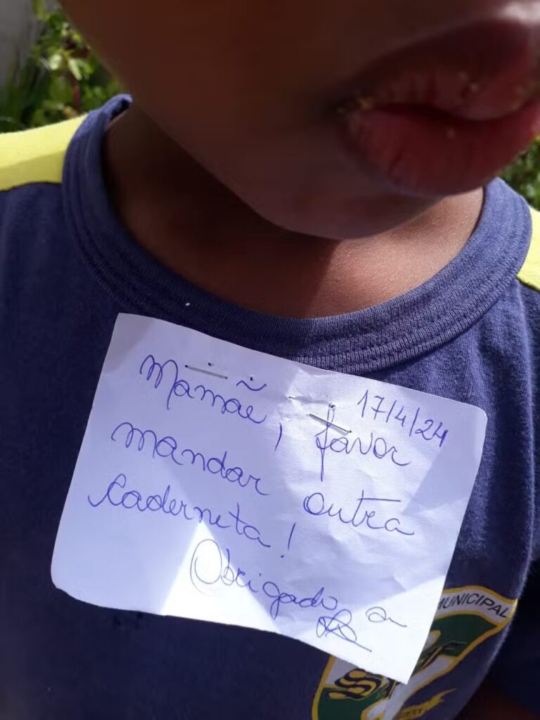 Professora grampeia bilhete na camisa de menino de 5 anos no RJ
