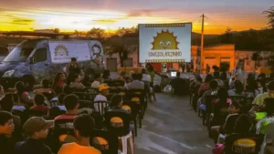 Cinco cidades do RN recebem cinema gratuito movido a energia solar, confira a programação