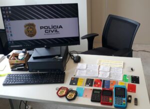 Polícia Civil apreende equipamentos de mulher suspeita de aplicar golpes em Macau