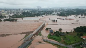 Chuva e vento fortes forçam a suspensão dos resgates com barco em Porto Alegre
