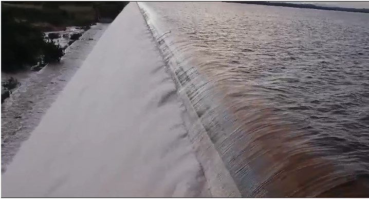 Barragem de Umari atinge capacidade máxima e volta a sangrar