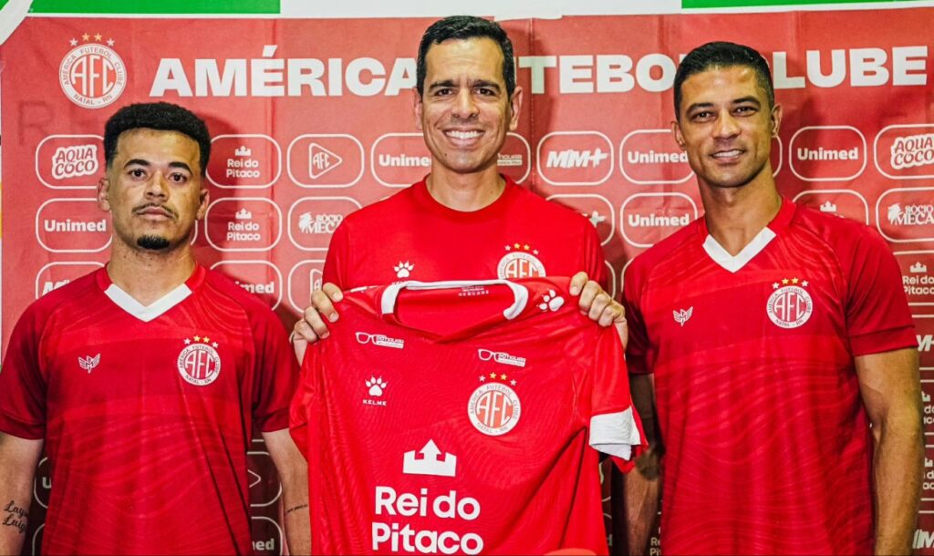 Atacantes Ricardo Bueno e Luidy são apresentados no América
