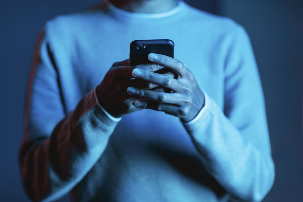 Suspeita de crimes de stalking e extorsão é presa em Parnamirim