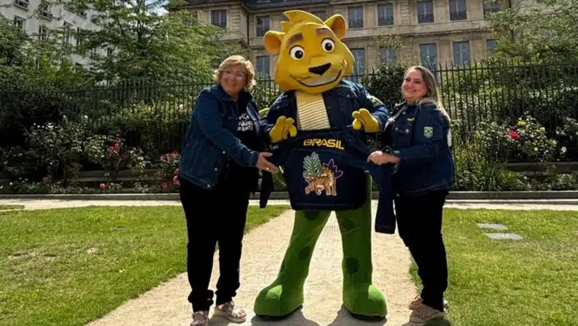 Bordadeiras potiguares que fizeram artes dos uniformes do Brasil assistem cerimônia de abertura na primeira fila