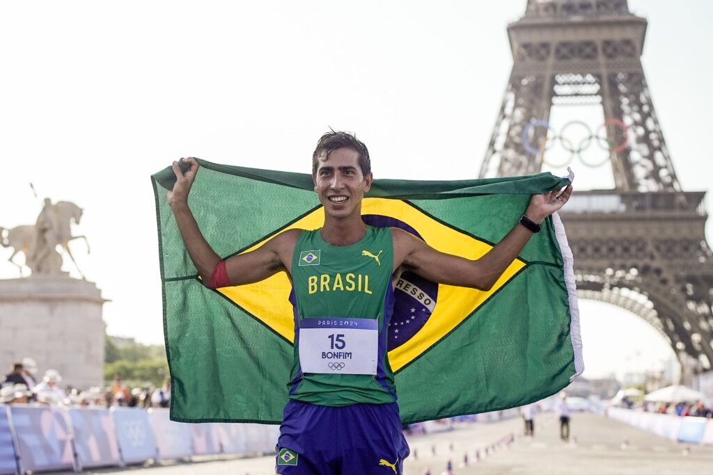 Caio Bonfim conquista prata histórica na marcha atlética de 20km nas Olimpíadas de Paris