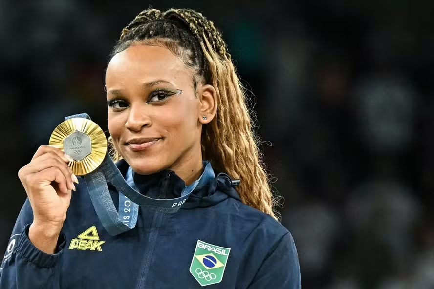 Rebeca Andrade conquista ouro no solo e se torna maior medalhista do Brasil em Jogos Olímpicos