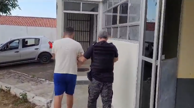 Polícia prende dois suspeitos por extorsão e golpes via WhatsApp