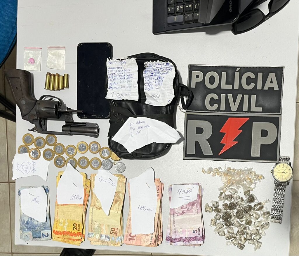 Ação conjunta das Polícias Civil e Militar resulta em apreensão de drogas, dinheiro e arma de fogo em Touros