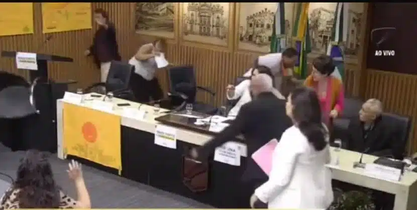 Agressão na CMN: mulher tenta jogar cadeira na presidente do Conselho Municipal de Saúde em audiência pública