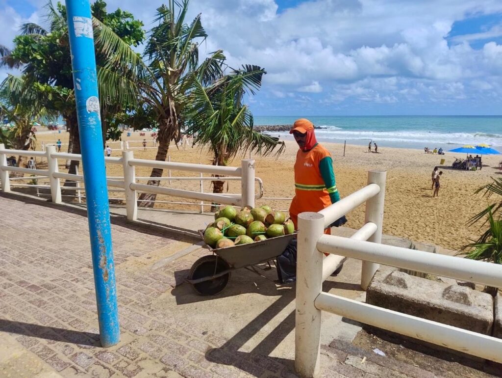 Praias de Natal recebem ação de limpeza e higienização realizada pela Urbana