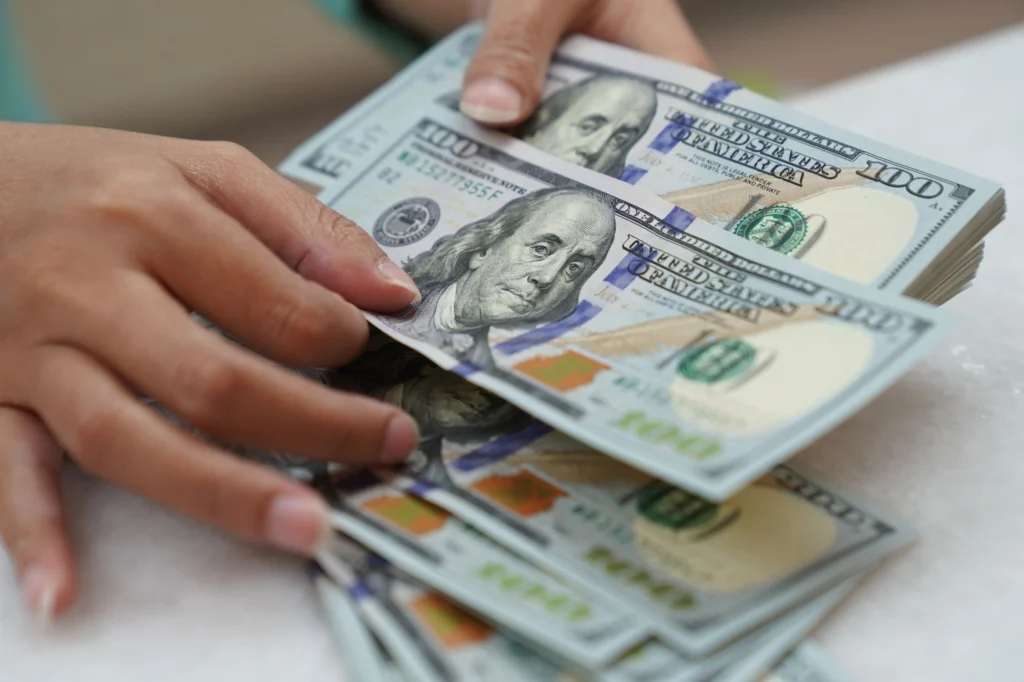 Dólar cai para R$ 5,86 e fecha no menor nível em dois meses