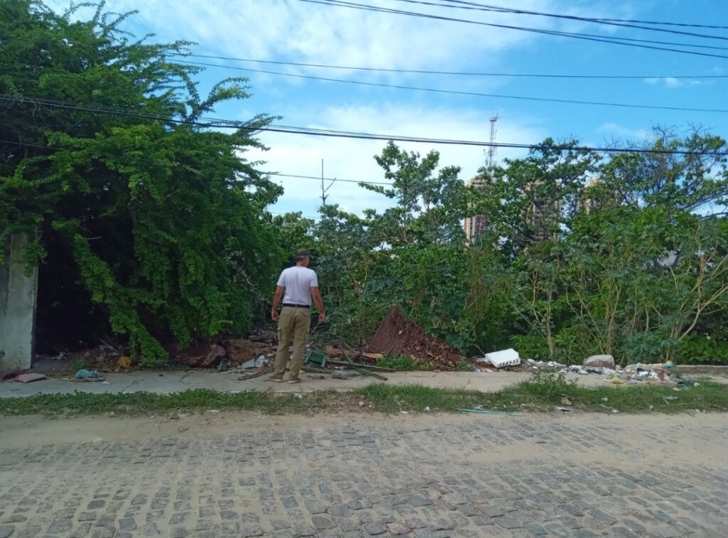 Semurb autua Caern por manter terreno em descaso ambiental