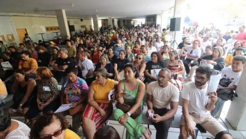 Professores da rede estadual entram em greve e pressionam governo por reajuste salarial