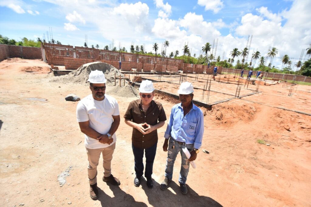 Prefeito Jaime Calado visita obras da Escola Municipal Maurício Fernandes em Regomoleiro III