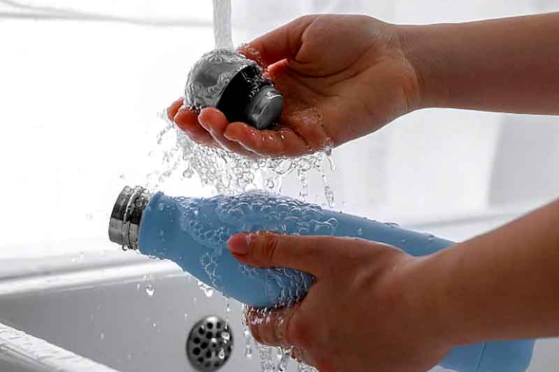 Garrafas de água: especialista alerta para cuidados na higienização e desmistifica perigos