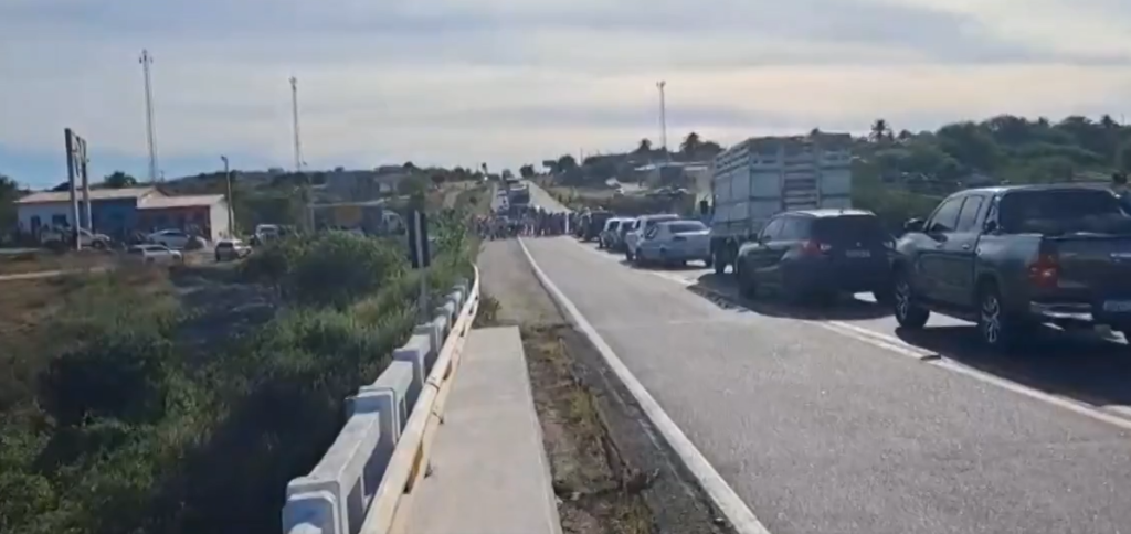 Manifestantes bloqueiam BR-304 após morte de bebê em acidente envolvendo carro da prefeita de Parnamirim