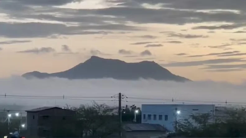Caicó amanhece encoberta por névoa após noite de chuvas