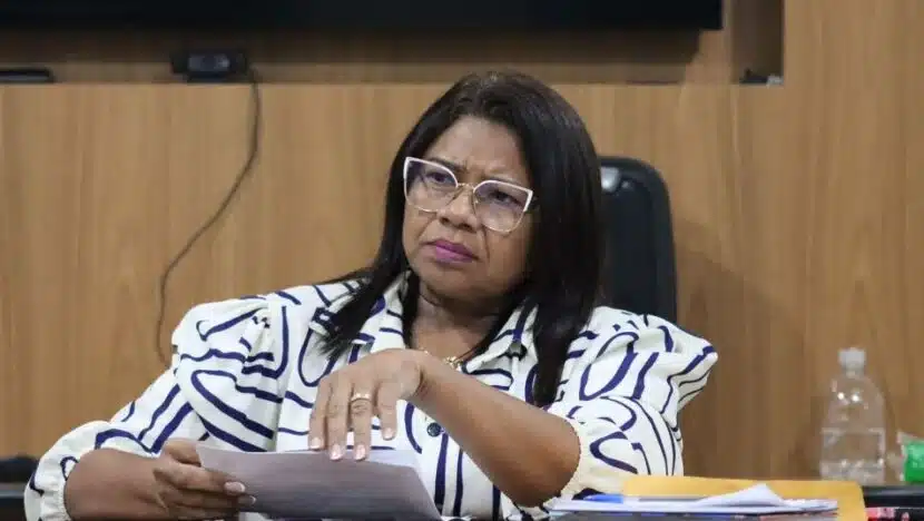 Polícia vai investigar ameaças de morte e ofensas racistas feitas contra prefeita de Parnamirim