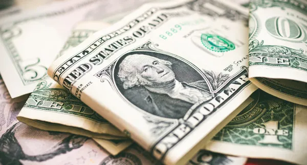 Dólar cai para R$ 5,62 e atinge menor valor em seis meses após novas tarifas de Trump