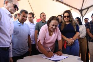 Governadora Fátima Bezerra assina ordem de serviço para pavimentação da estrada que liga BR-101 à RN-064