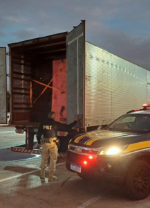 PRF apreende R$ 15 milhões em mercadorias irregulares na BR-304 no interior do RN