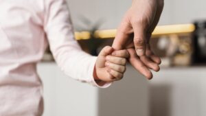 Homem será indenizado em R$ 10 mil após descobrir que não é pai biológico de menina de 11 anos