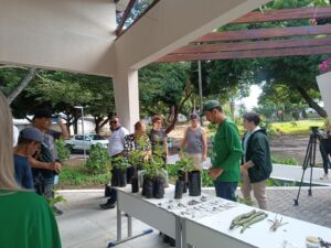 Prefeitura incentiva arborização urbana com entrega de mudas no Dia de Proteção às Florestas