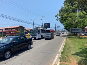 Impasse trava mobilidade na Roberto Freire e põe em xeque faixas exclusivas de ônibus em Natal