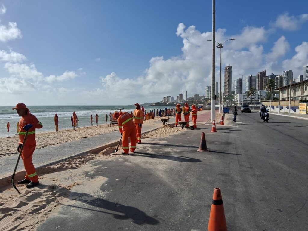 URBANA Intensifica Retirada de Areia na Praia do Forte Após Ventos Fortes