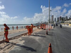 URBANA Intensifica Retirada de Areia na Praia do Forte Após Ventos Fortes