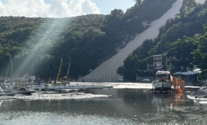 Avanço do Mar em Ponta Negra: Cerca do Morro do Careca é Derrubada pela Força das Águas
